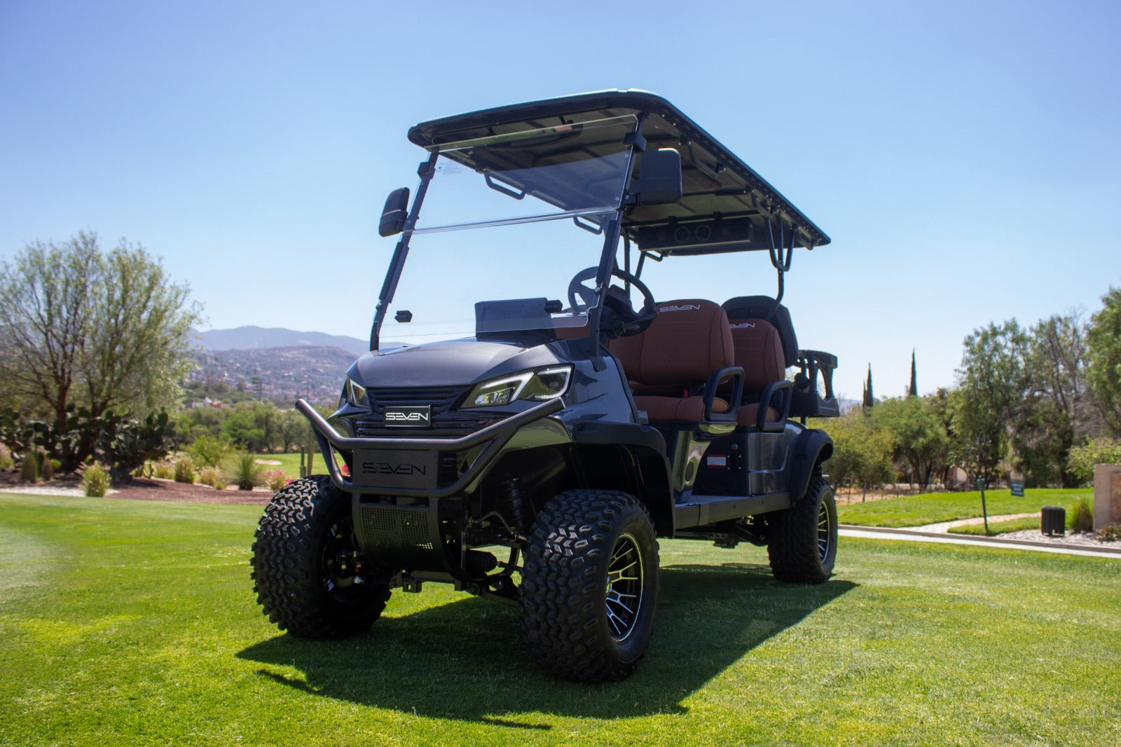 Carrito eléctrico SEVEN EV recorriendo un campo de golf