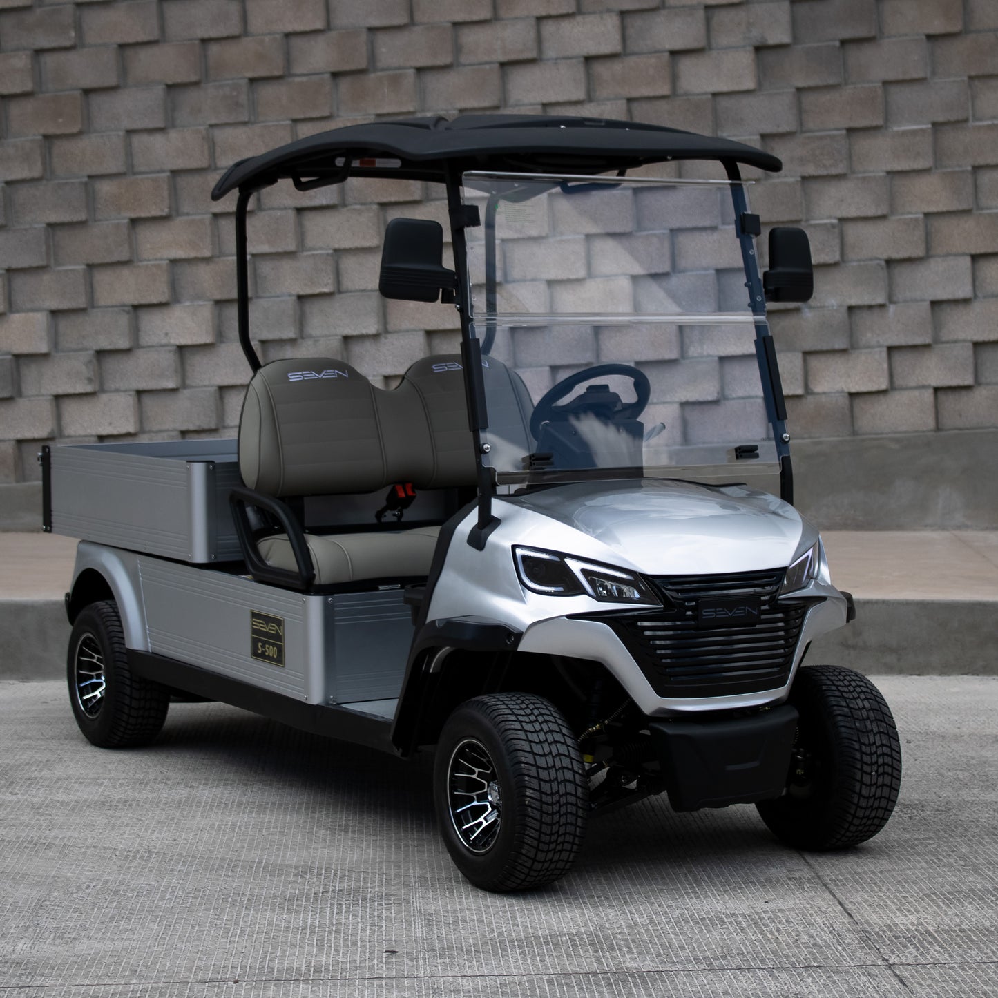 Modelo C de SEVEN EV, carrito eléctrico de carga de 2 plazas plateado